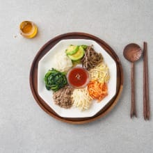 나물 7종/소고기 볶음/고추장을 더해 완성한 비빔밥 세트